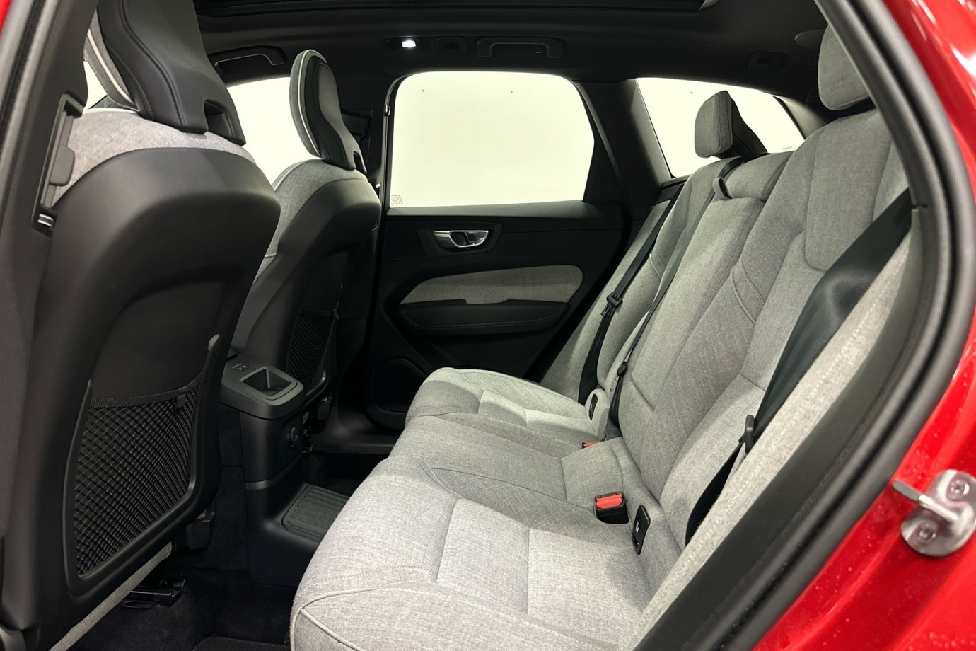 Esittelykuva VOLVO XC60 lataushybridiautosta.