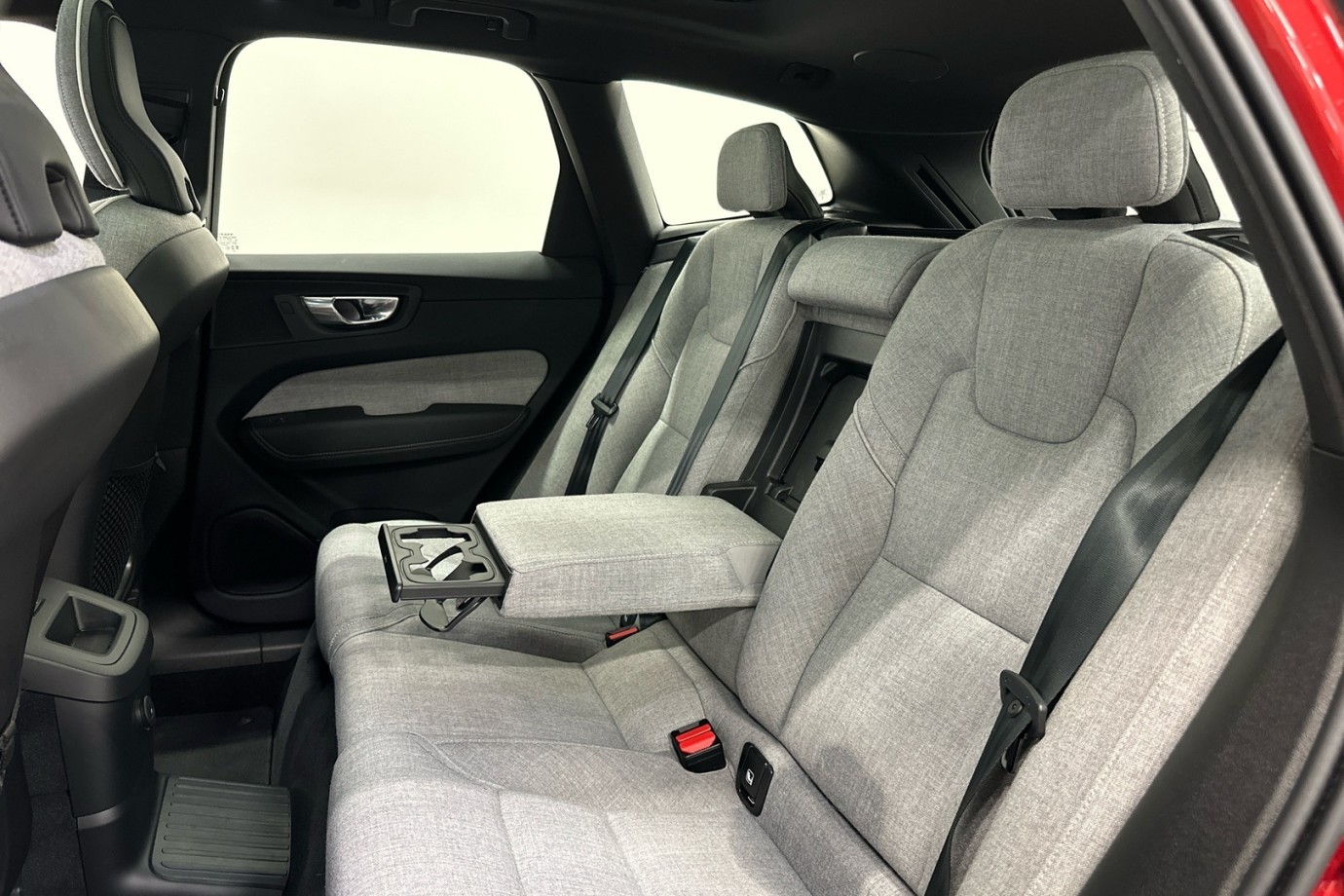 Esittelykuva VOLVO XC60 lataushybridiautosta.