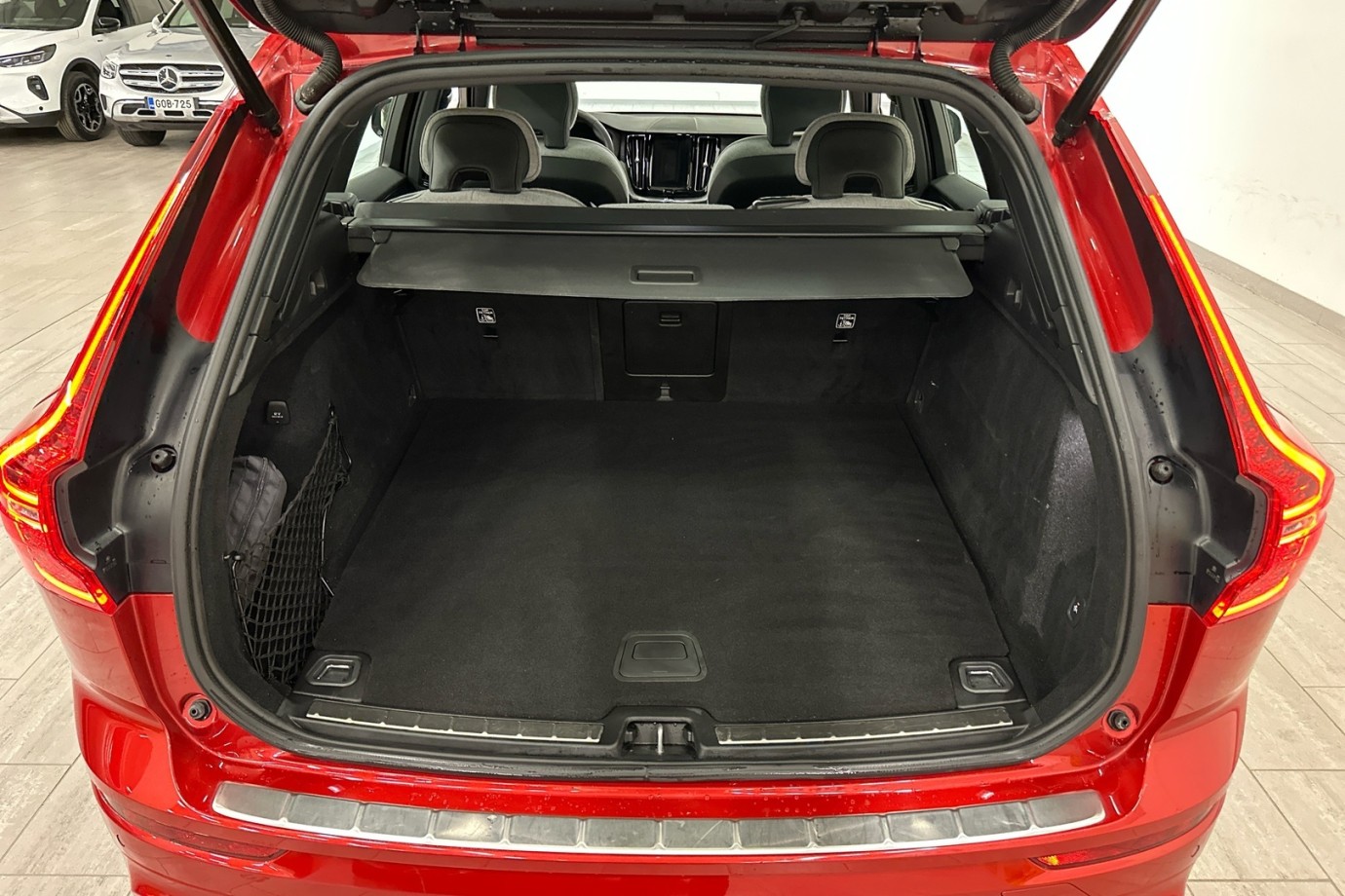Esittelykuva VOLVO XC60 lataushybridiautosta.