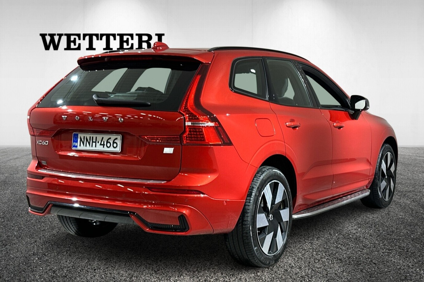 Esittelykuva VOLVO XC60 lataushybridiautosta.