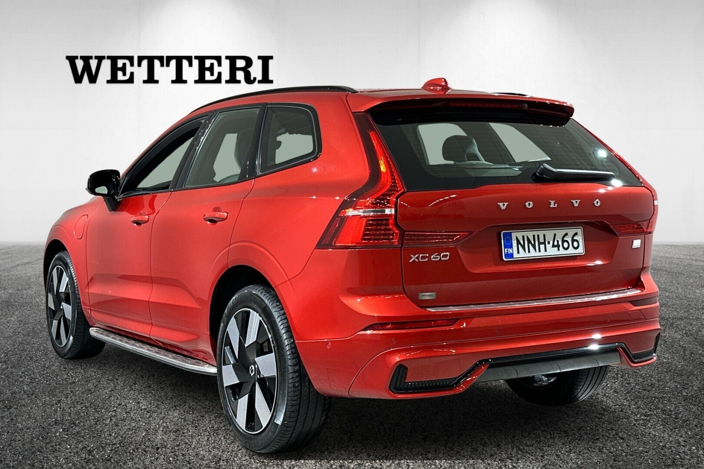 Esittelykuva VOLVO XC60 lataushybridiautosta.