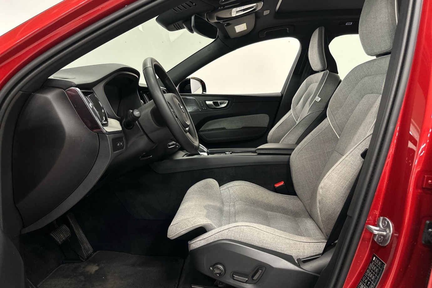 Esittelykuva VOLVO XC60 lataushybridiautosta.