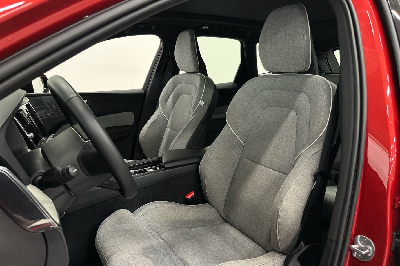 Esittelykuva VOLVO XC60 lataushybridiautosta.