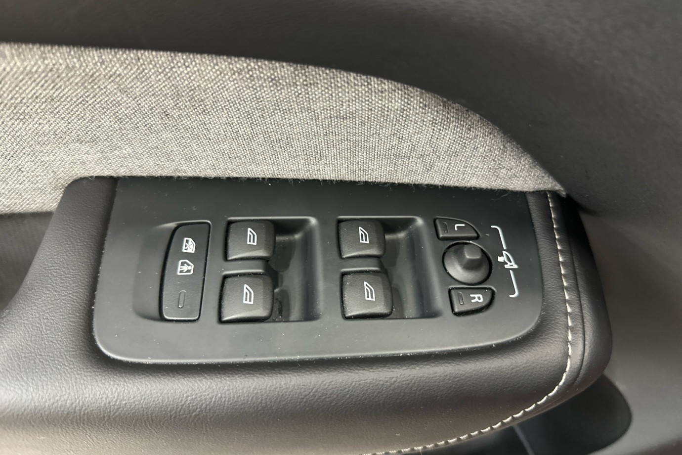 Esittelykuva VOLVO XC60 lataushybridiautosta.