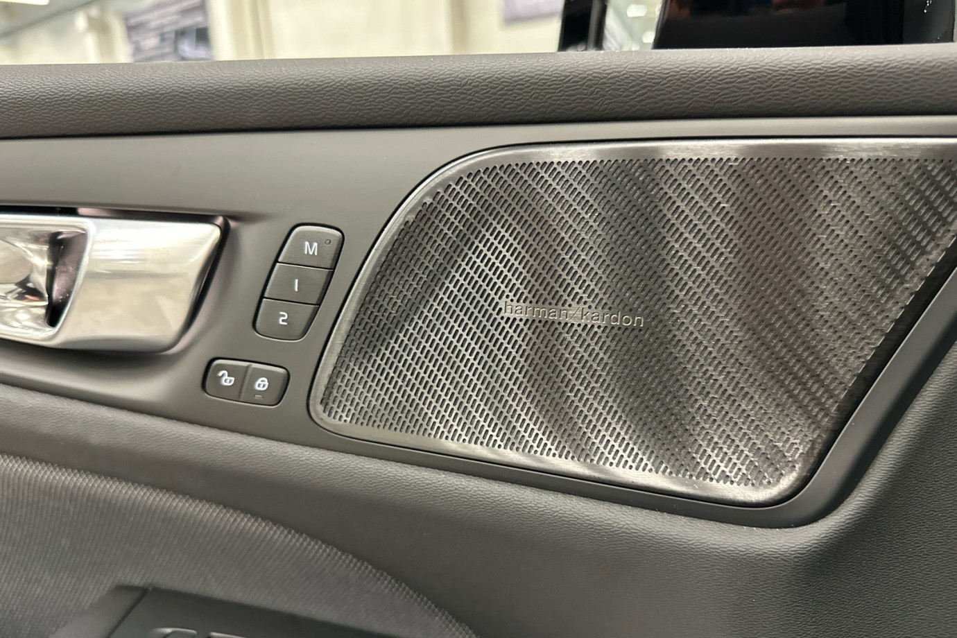 Esittelykuva VOLVO S60 lataushybridiautosta.