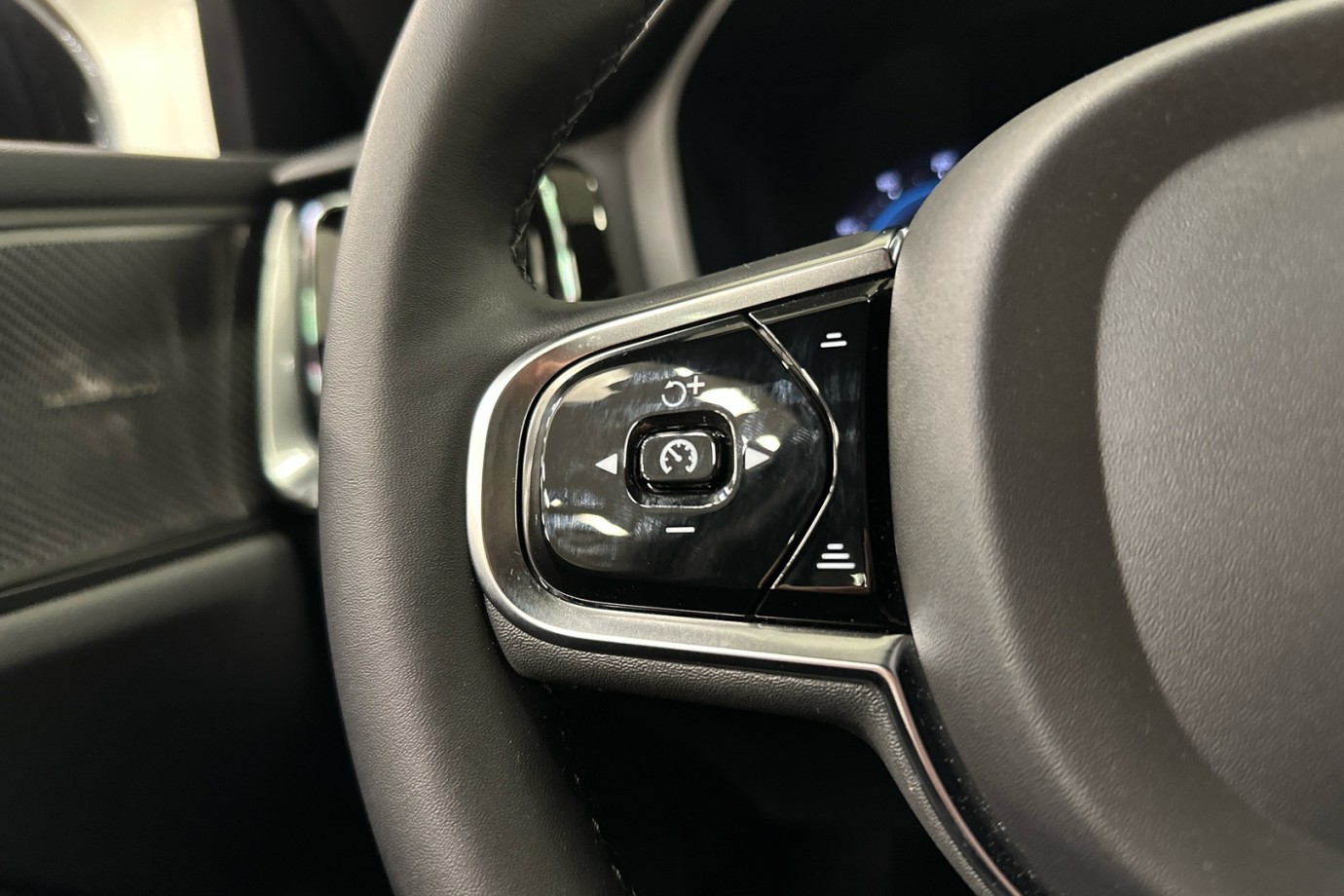 Esittelykuva VOLVO S60 lataushybridiautosta.