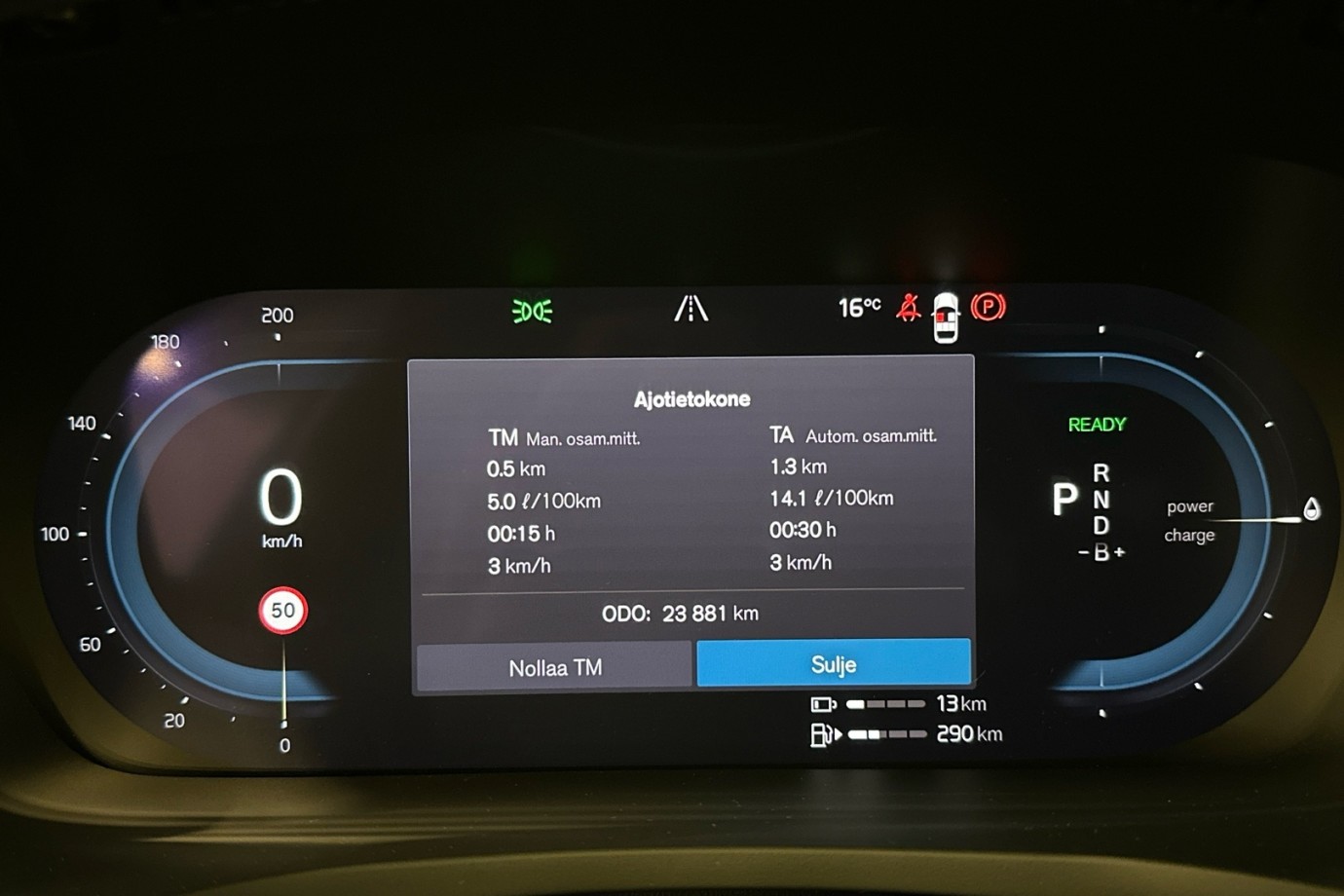 Esittelykuva VOLVO S60 lataushybridiautosta.