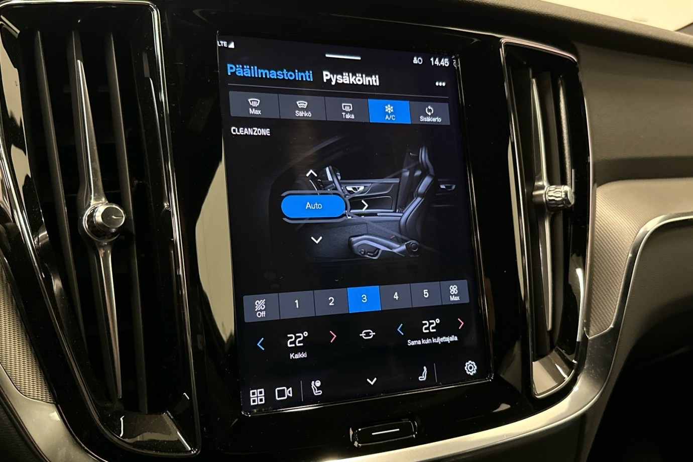 Esittelykuva VOLVO S60 lataushybridiautosta.
