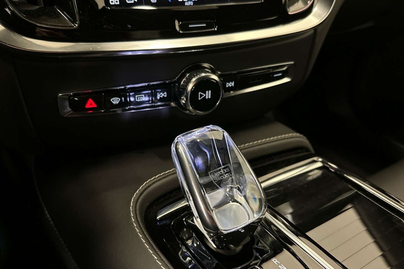 Esittelykuva VOLVO S60 lataushybridiautosta.