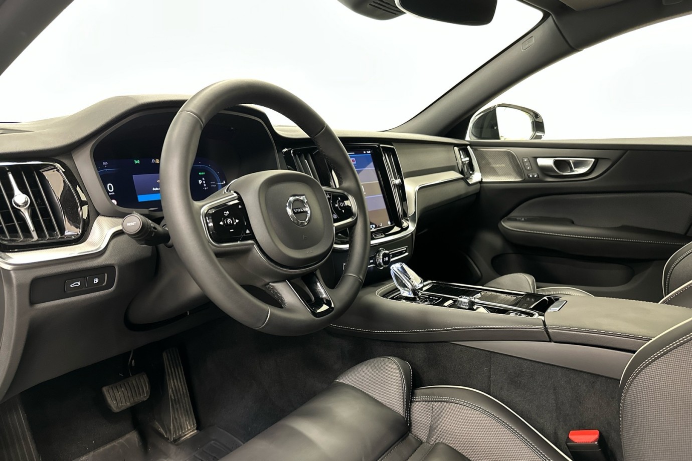 Esittelykuva VOLVO S60 lataushybridiautosta.
