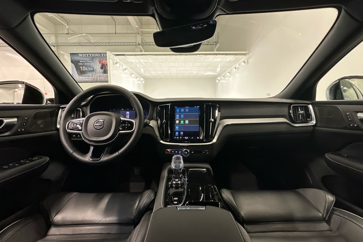 Esittelykuva VOLVO S60 lataushybridiautosta.