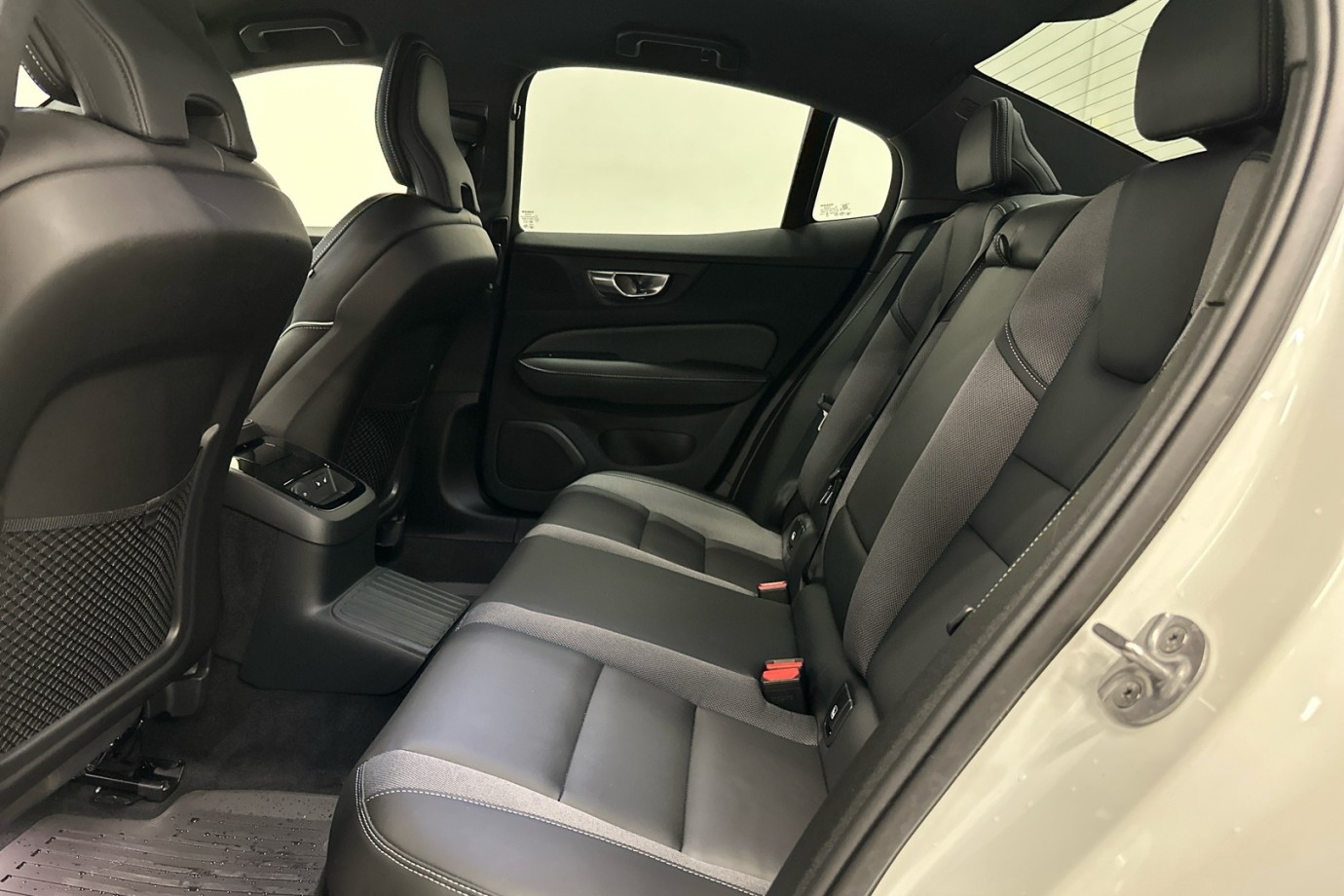 Esittelykuva VOLVO S60 lataushybridiautosta.
