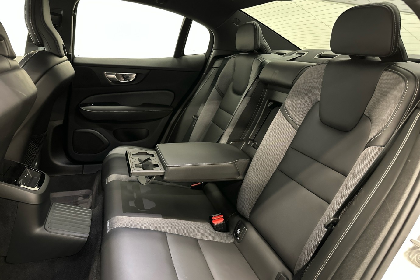 Esittelykuva VOLVO S60 lataushybridiautosta.