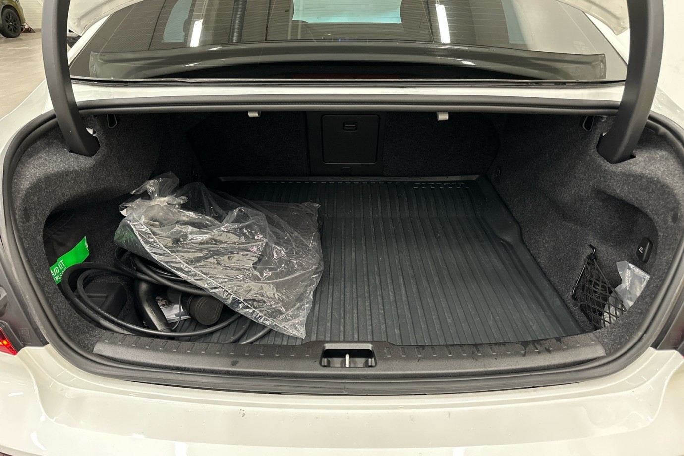 Esittelykuva VOLVO S60 lataushybridiautosta.