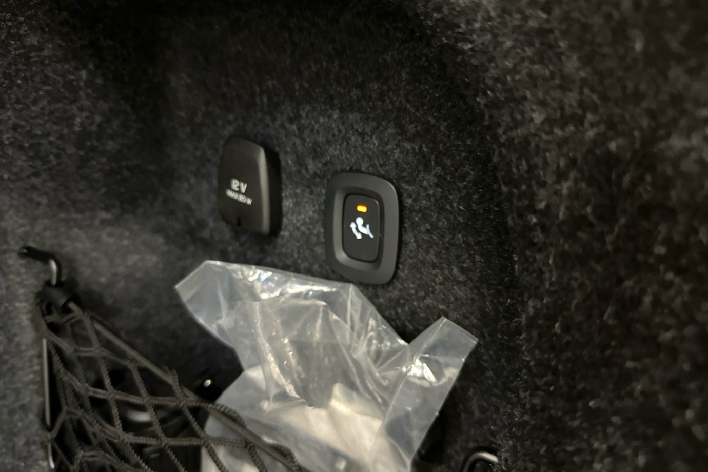 Esittelykuva VOLVO S60 lataushybridiautosta.