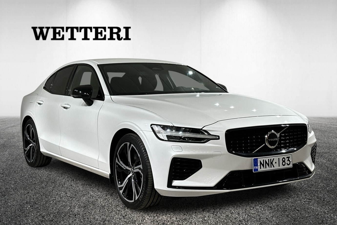 Esittelykuva VOLVO S60 lataushybridiautosta.