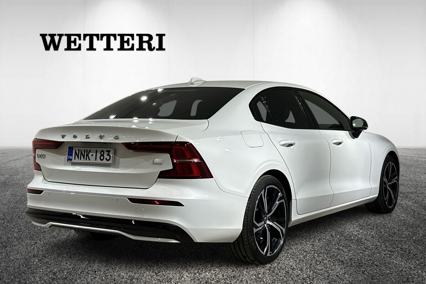 Esittelykuva VOLVO S60 lataushybridiautosta.