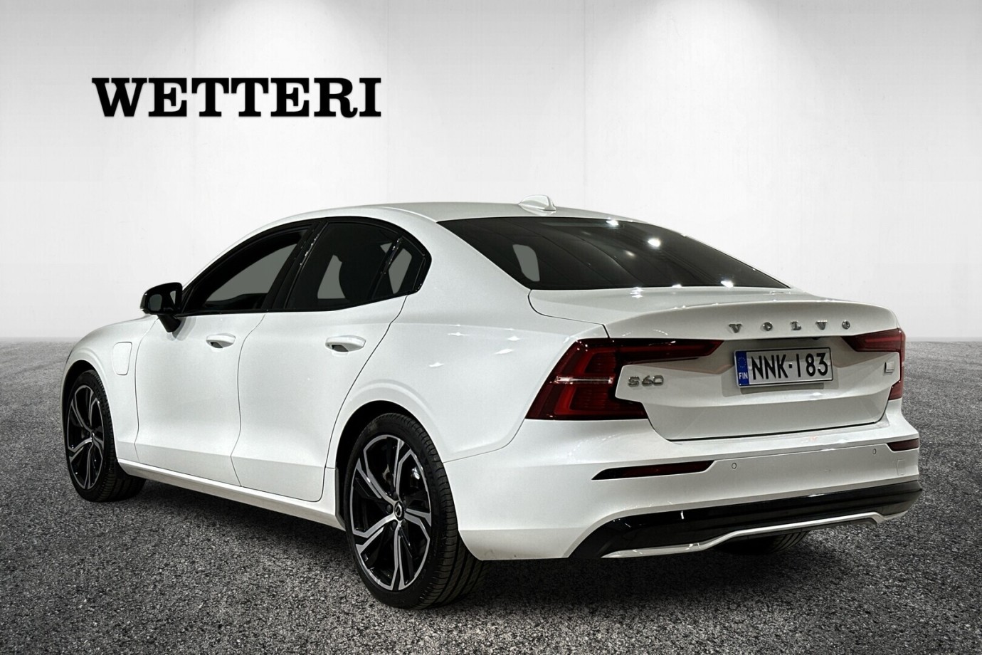 Esittelykuva VOLVO S60 lataushybridiautosta.