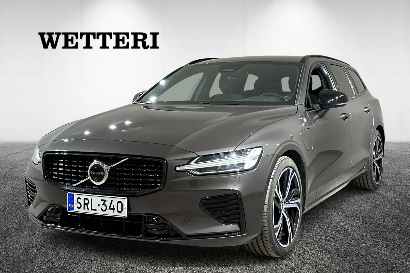 Esittelykuva VOLVO V60 lataushybridiautosta.