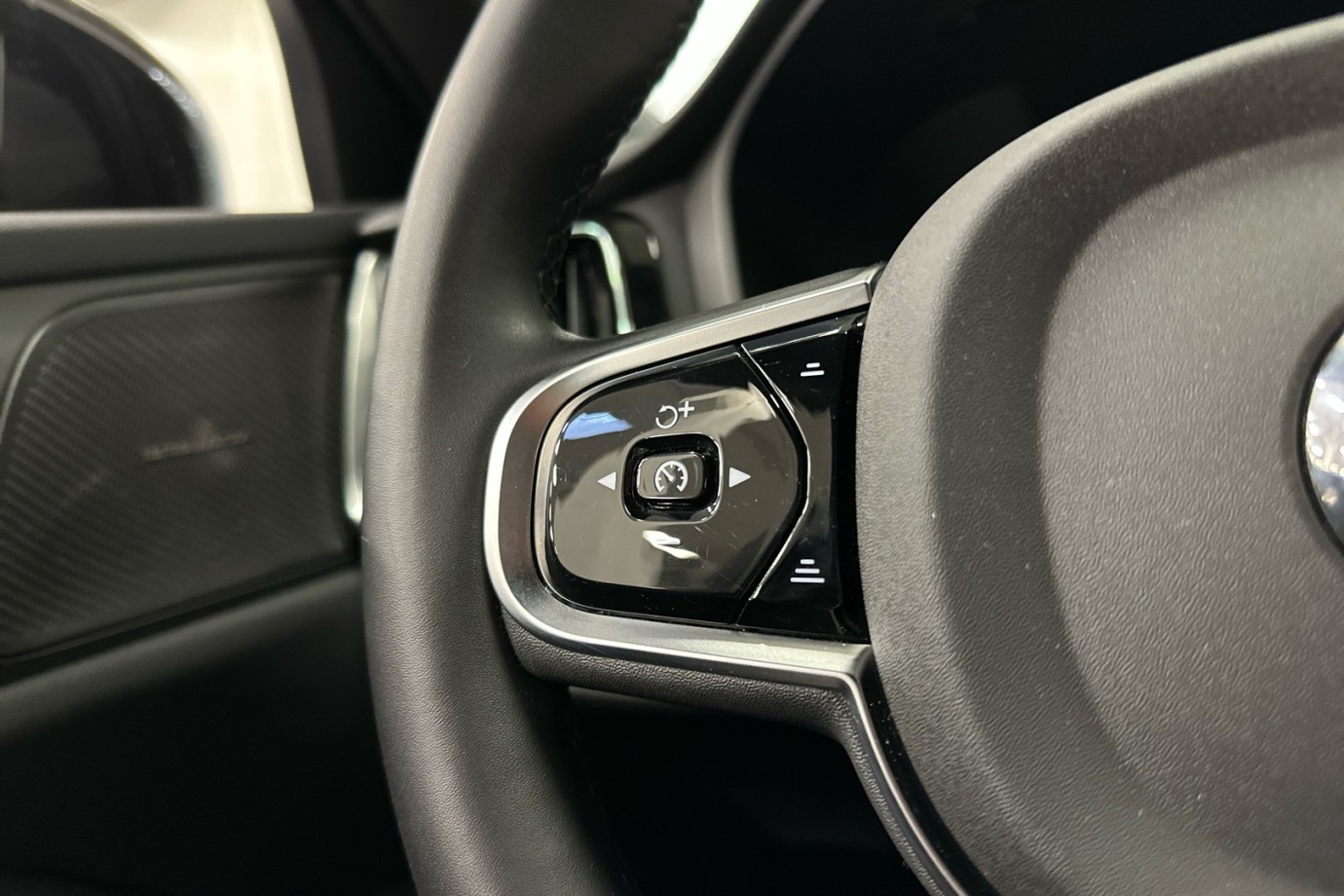 Esittelykuva VOLVO V60 lataushybridiautosta.