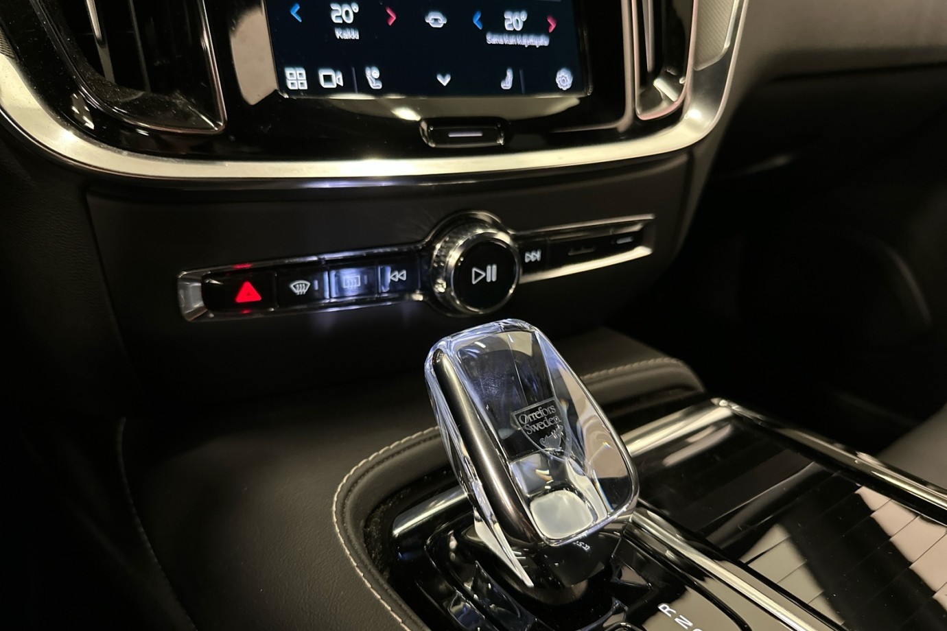 Esittelykuva VOLVO V60 lataushybridiautosta.