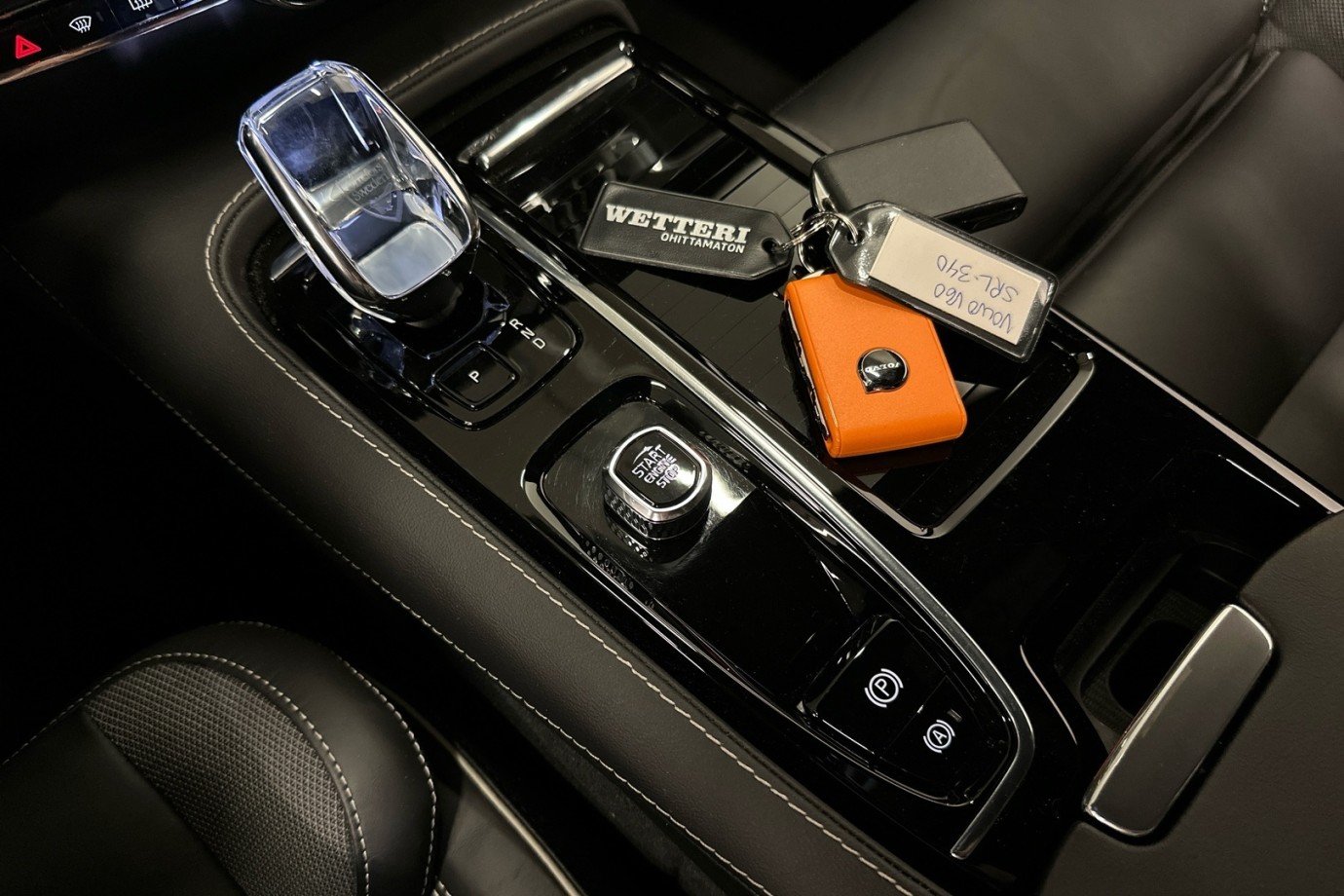 Esittelykuva VOLVO V60 lataushybridiautosta.