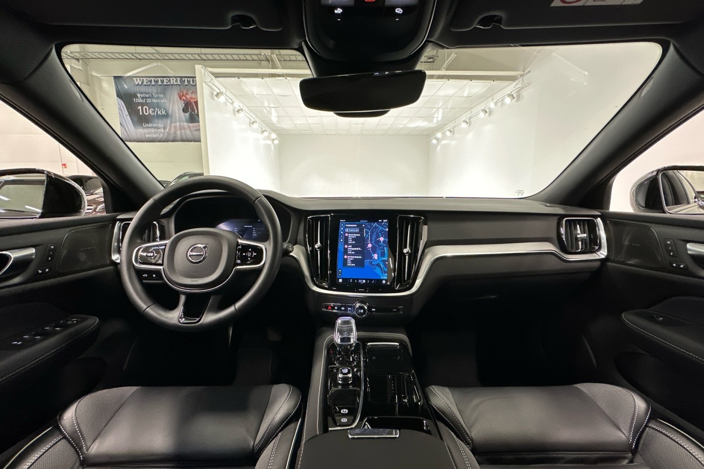 Esittelykuva VOLVO V60 lataushybridiautosta.