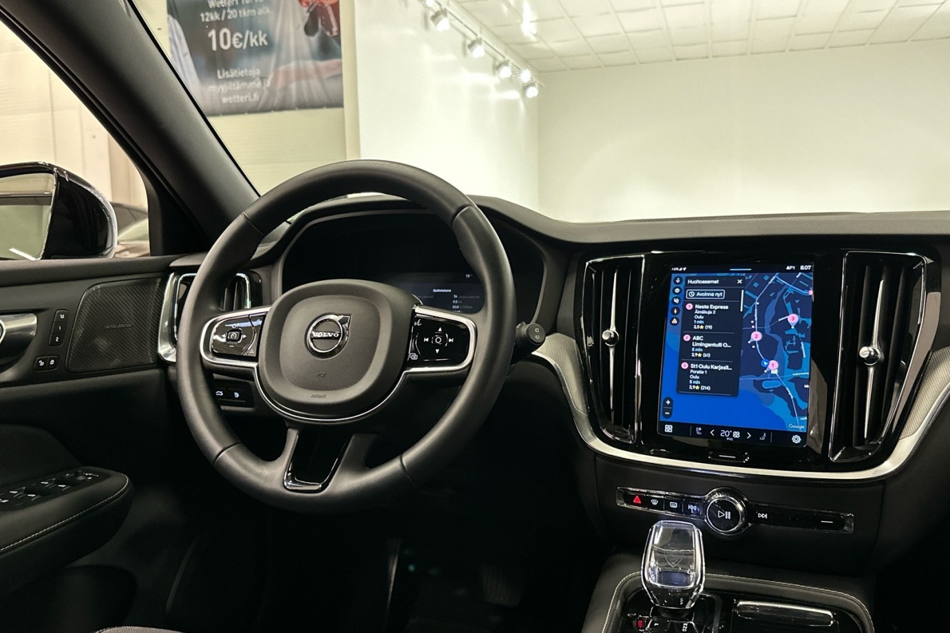 Esittelykuva VOLVO V60 lataushybridiautosta.