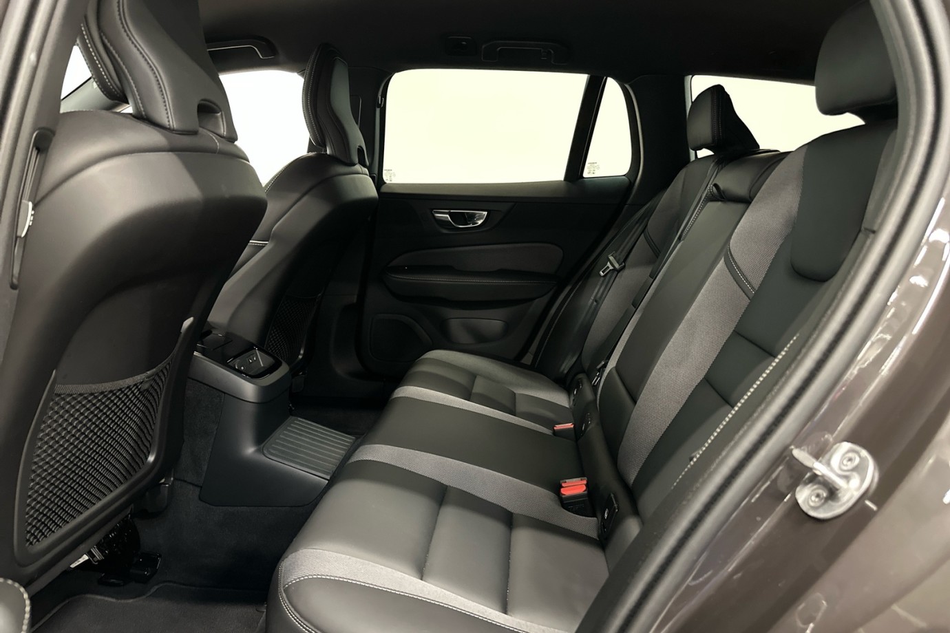 Esittelykuva VOLVO V60 lataushybridiautosta.