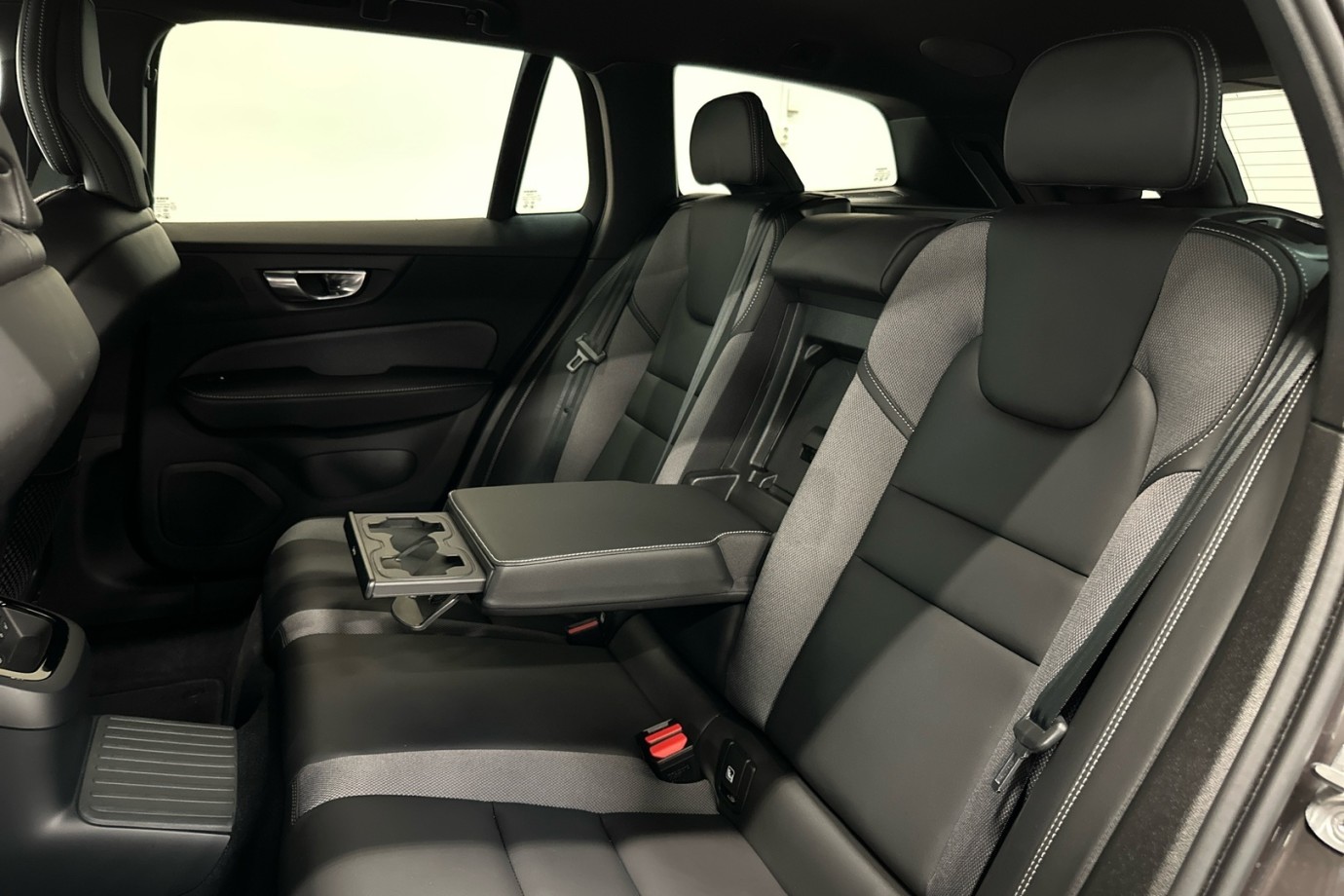 Esittelykuva VOLVO V60 lataushybridiautosta.