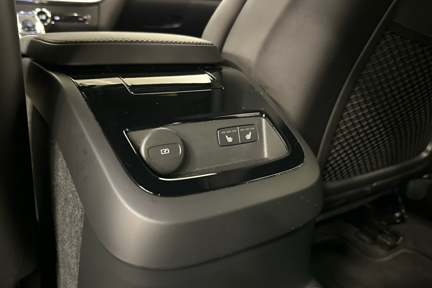 Esittelykuva VOLVO V60 lataushybridiautosta.