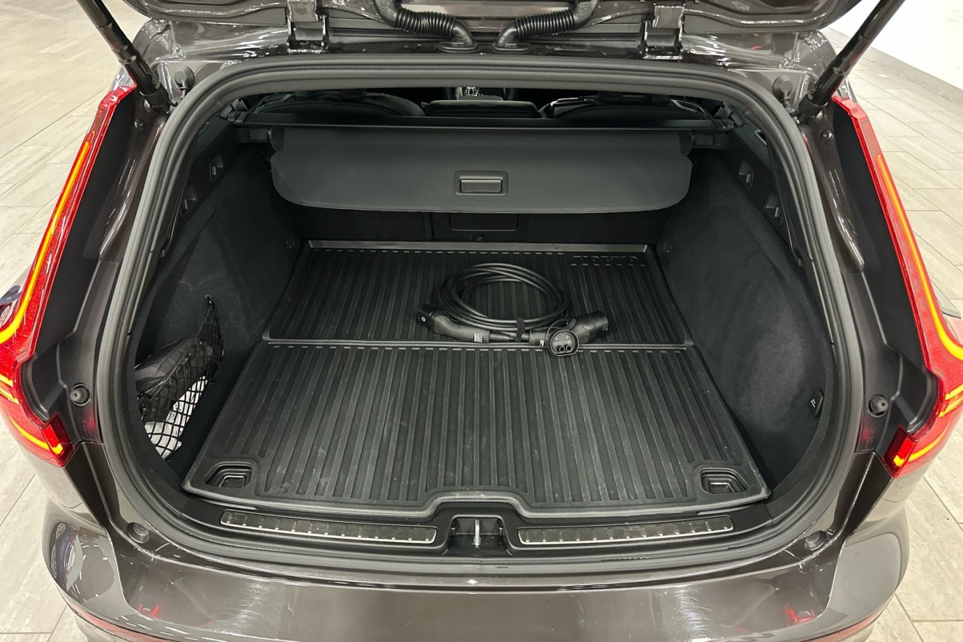 Esittelykuva VOLVO V60 lataushybridiautosta.