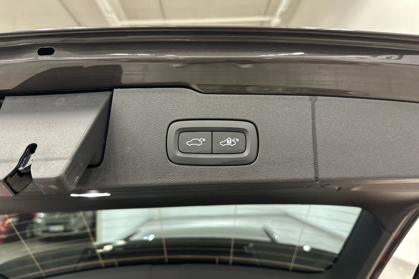 Esittelykuva VOLVO V60 lataushybridiautosta.