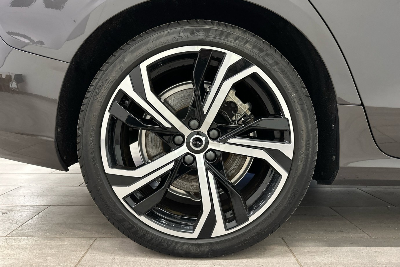 Esittelykuva VOLVO V60 lataushybridiautosta.