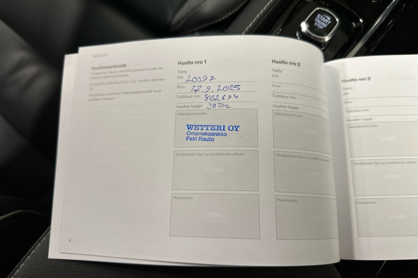 Esittelykuva VOLVO V60 lataushybridiautosta.