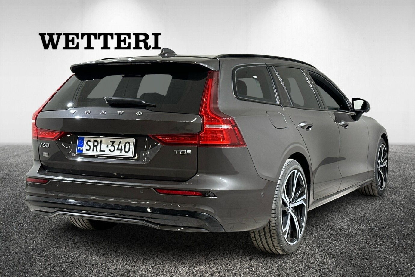 Esittelykuva VOLVO V60 lataushybridiautosta.