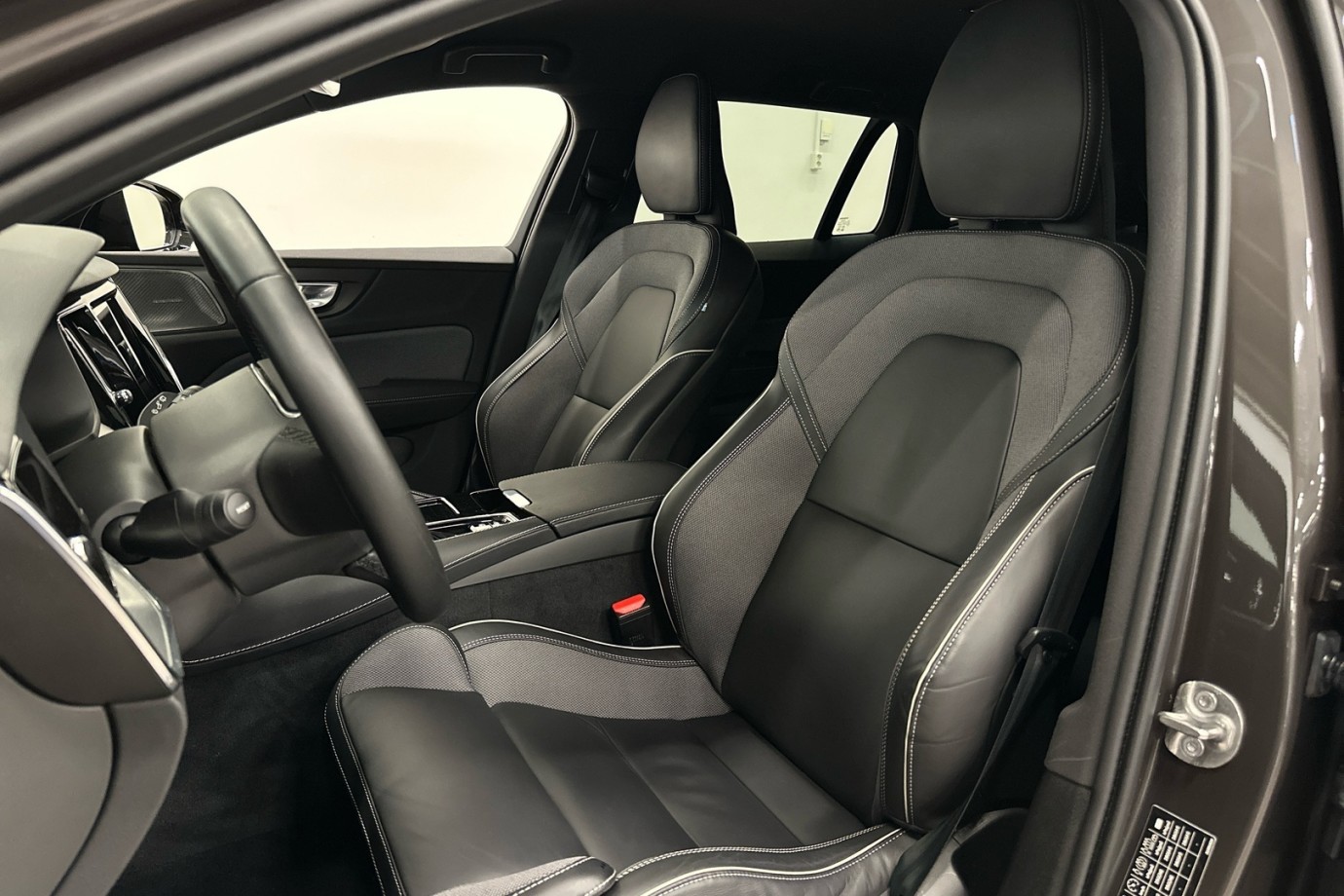 Esittelykuva VOLVO V60 lataushybridiautosta.