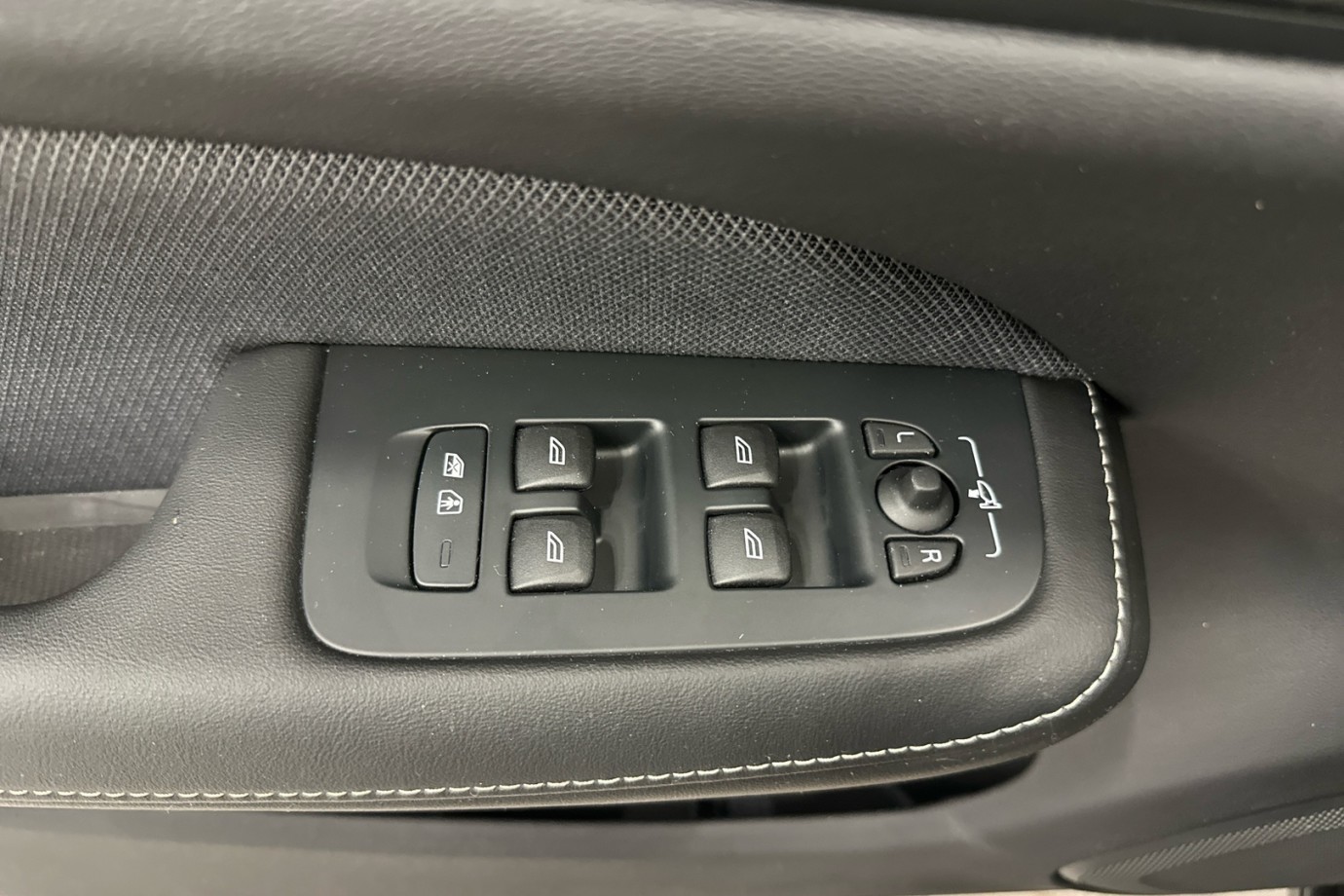 Esittelykuva VOLVO V60 lataushybridiautosta.