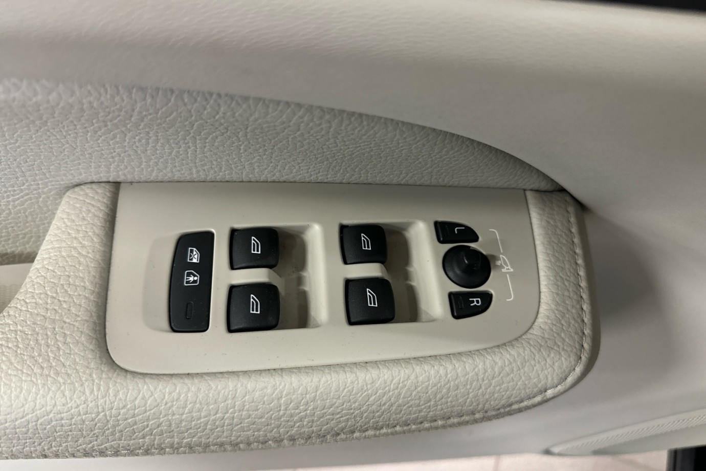 Esittelykuva VOLVO V60 lataushybridiautosta.