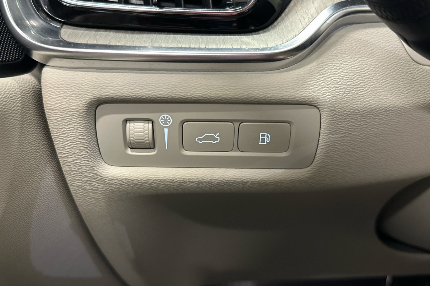 Esittelykuva VOLVO V60 lataushybridiautosta.