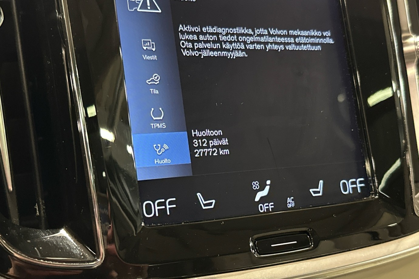 Esittelykuva VOLVO V60 lataushybridiautosta.