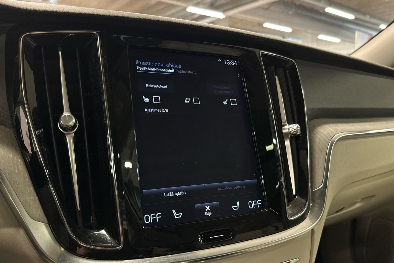 Esittelykuva VOLVO V60 lataushybridiautosta.