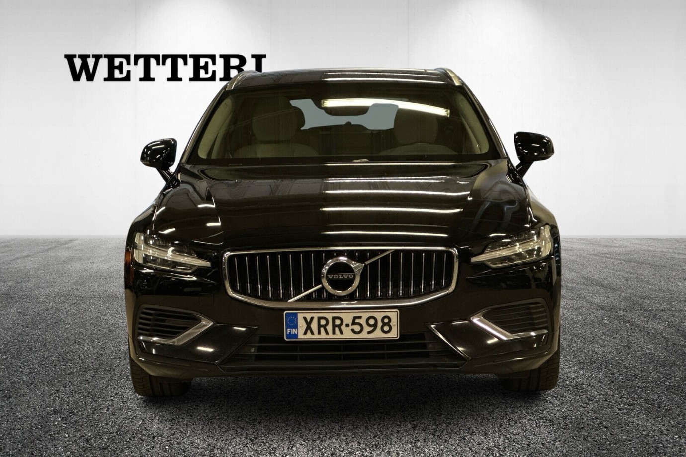 Esittelykuva VOLVO V60 lataushybridiautosta.