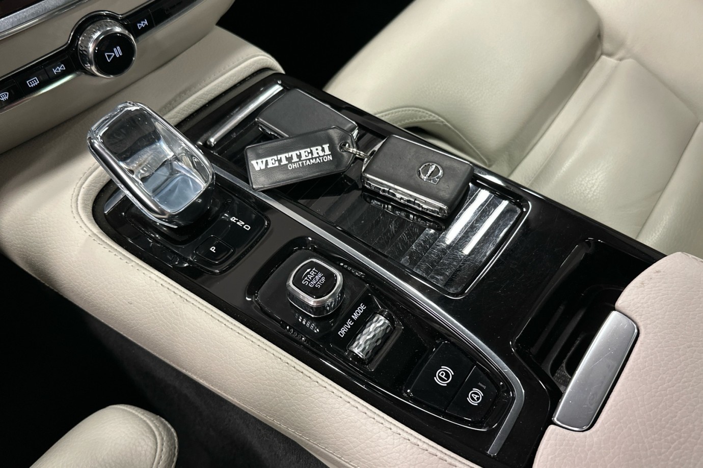 Esittelykuva VOLVO V60 lataushybridiautosta.