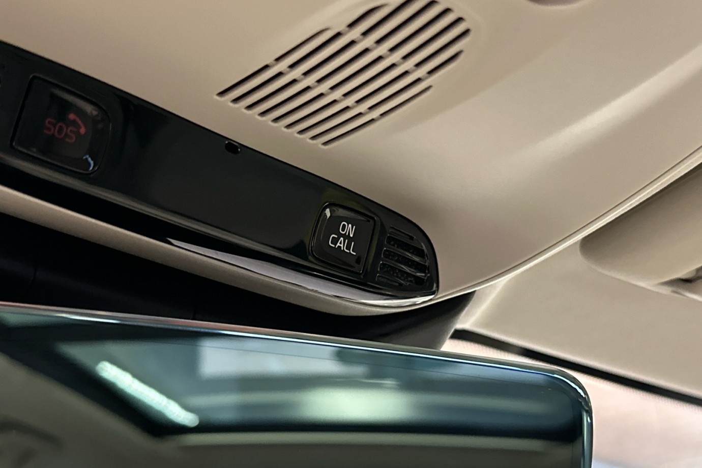 Esittelykuva VOLVO V60 lataushybridiautosta.