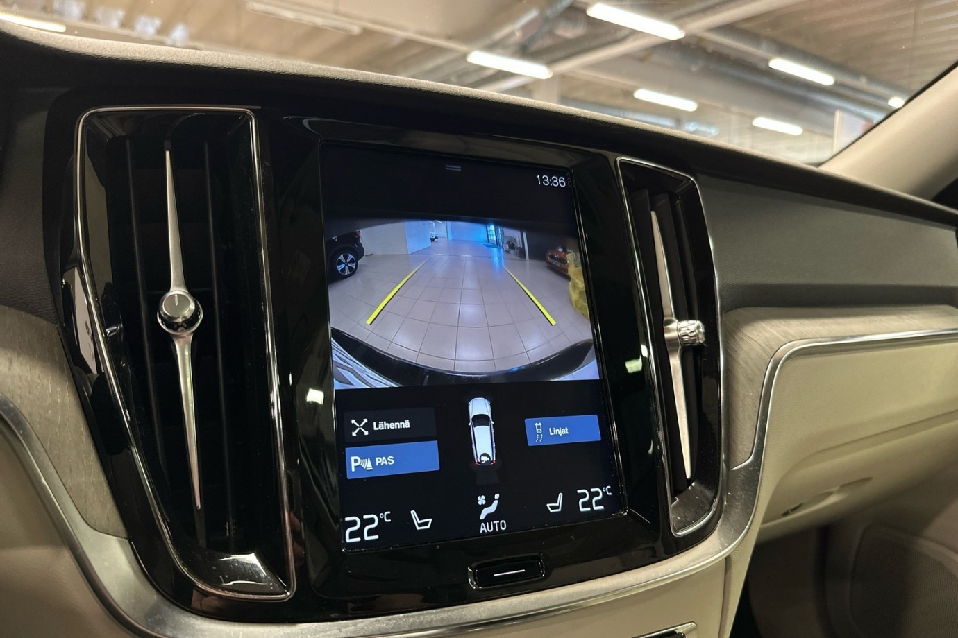 Esittelykuva VOLVO V60 lataushybridiautosta.