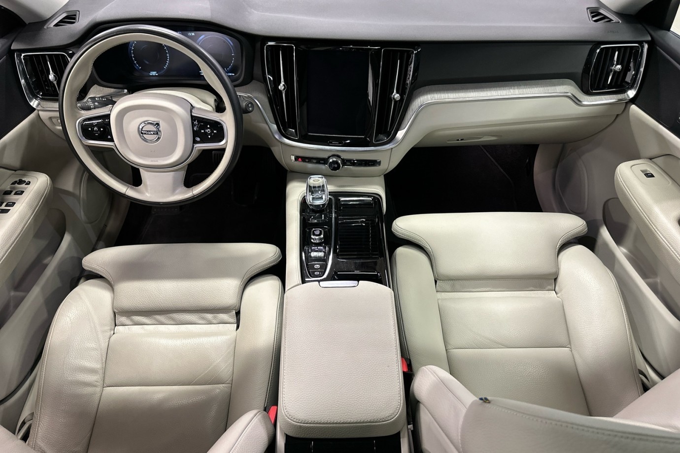 Esittelykuva VOLVO V60 lataushybridiautosta.