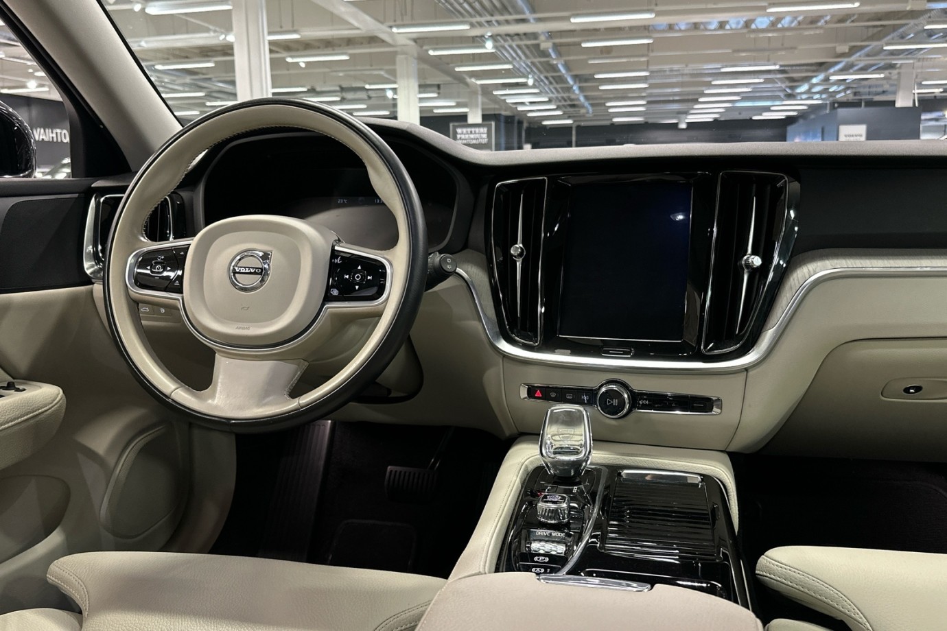 Esittelykuva VOLVO V60 lataushybridiautosta.
