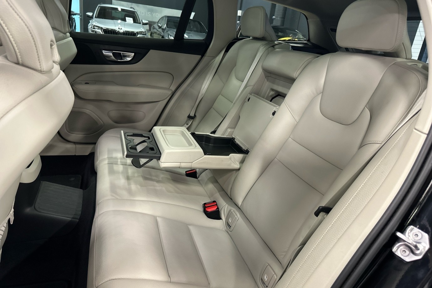 Esittelykuva VOLVO V60 lataushybridiautosta.