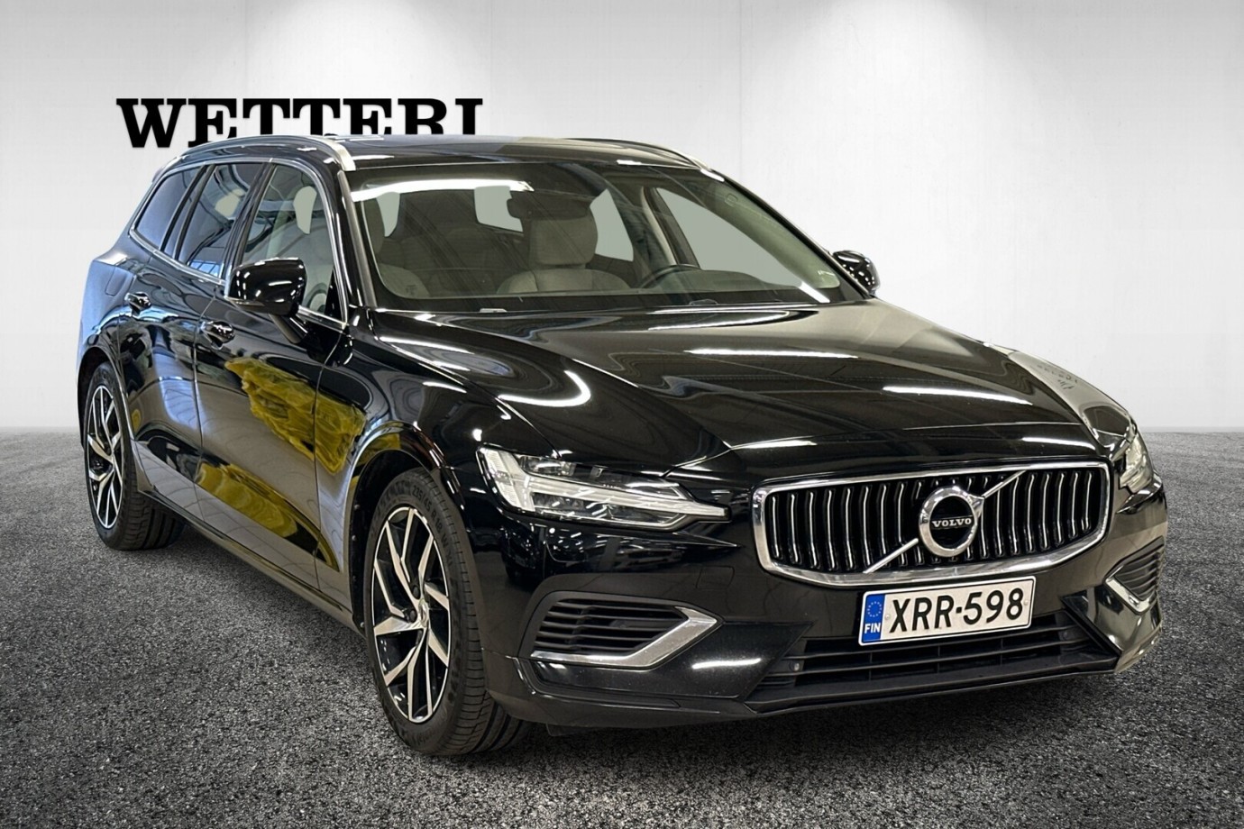 Esittelykuva VOLVO V60 lataushybridiautosta.